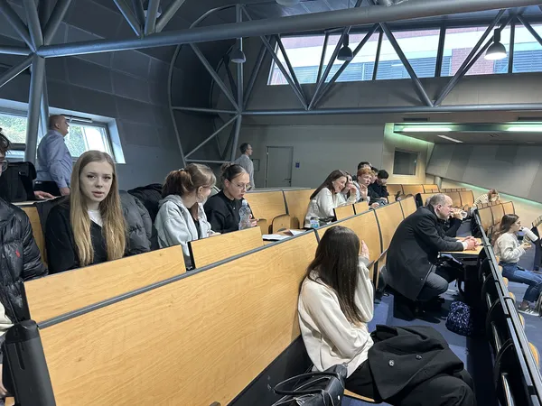 2025-11-04 Studenti 4A na Datafestivalu VŠE